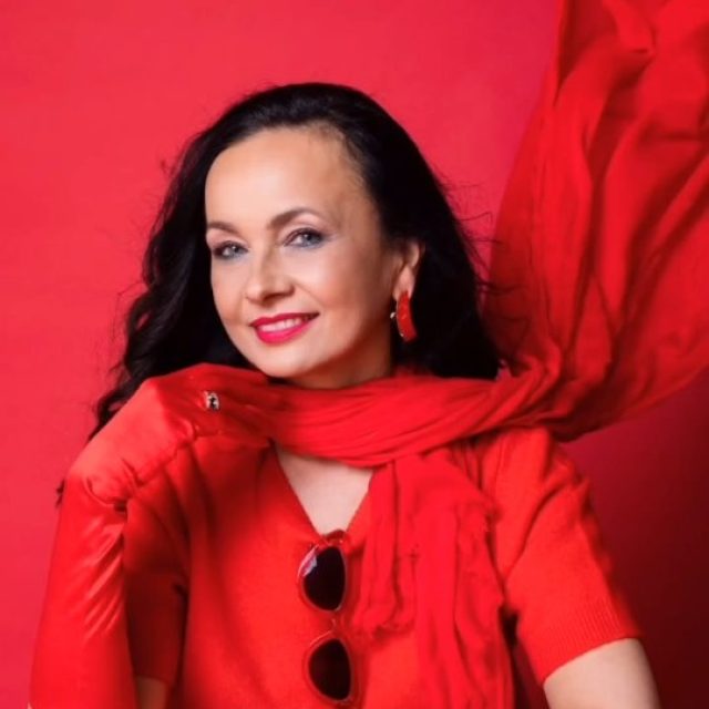 Kobiecość nie ma jednego odcienia. To siła, delikatność, odwaga i spokój. W projekcie „Kolory kobiecości” odkrywamy każdą z tych barw. Zobaczcie, jak pięknie się różnimy, a jednocześnie jak wiele nas łączy. Który kolor dziś wybierasz? 🤍✨#kolorykobiecości #sesjakobieca #fotografiakobieca #kobietakobiecie #pewnoscsiebie