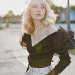 Jak wykorzystać naturalne światło podczas plenerowej sesji zdjęciowej