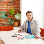 Naturalność vs. oficjalność – jak pozować do zdjęć biznesowych?